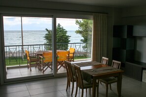 Superior Apartment, 3 Bedrooms, Balcony, Sea View | Living room | LED TV, fireplace - Punda 4 Seasons (Aigialeia)