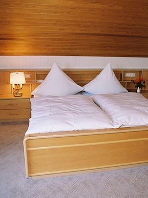 Habitación doble, vista al jardín | Escritorio, wifi gratis y ropa de cama