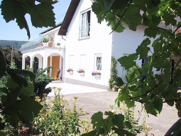 Vista frontal de la propiedad