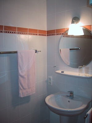 Habitación doble, vista al jardín | Baño | Regadera, amenidades de baño gratuitas, secadora de cabello, toallas