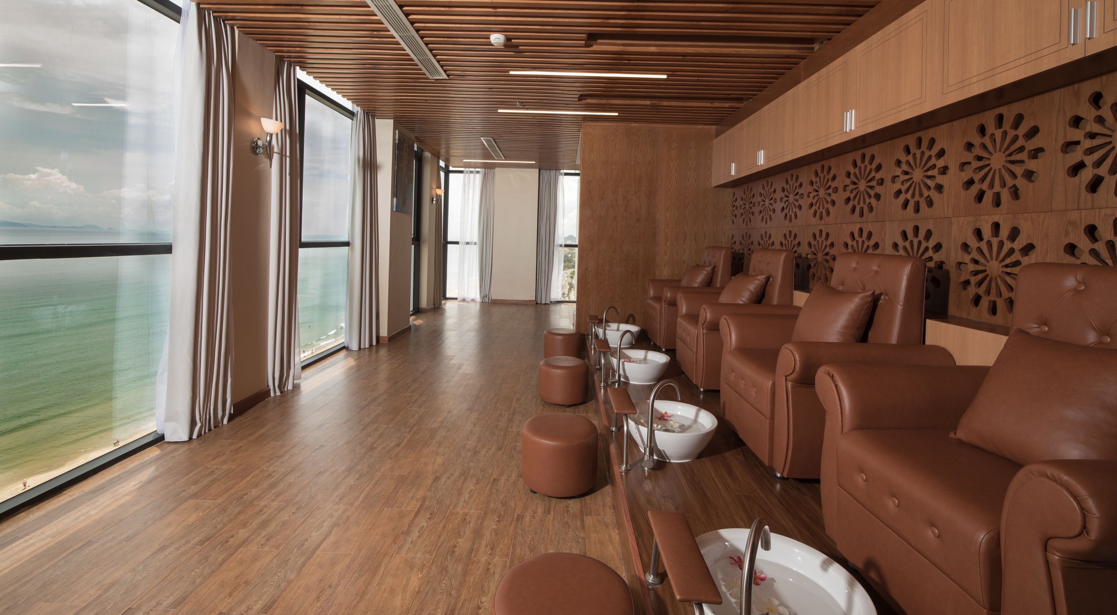 sauna, hot tub, body treatments, hot stone massages, body wraps