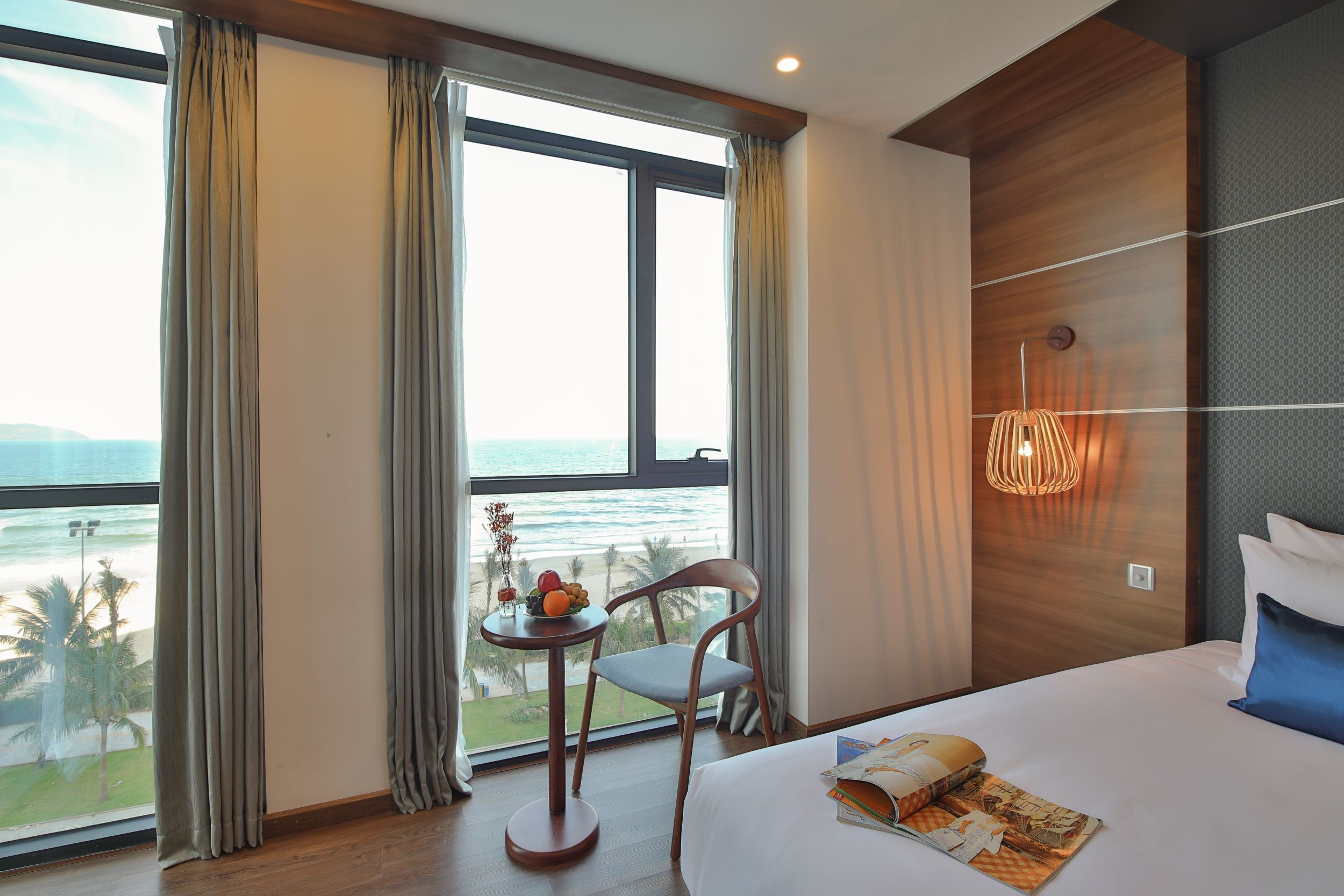 beachfront diamond suite | minibar, in-room safe, desk, laptop workspace