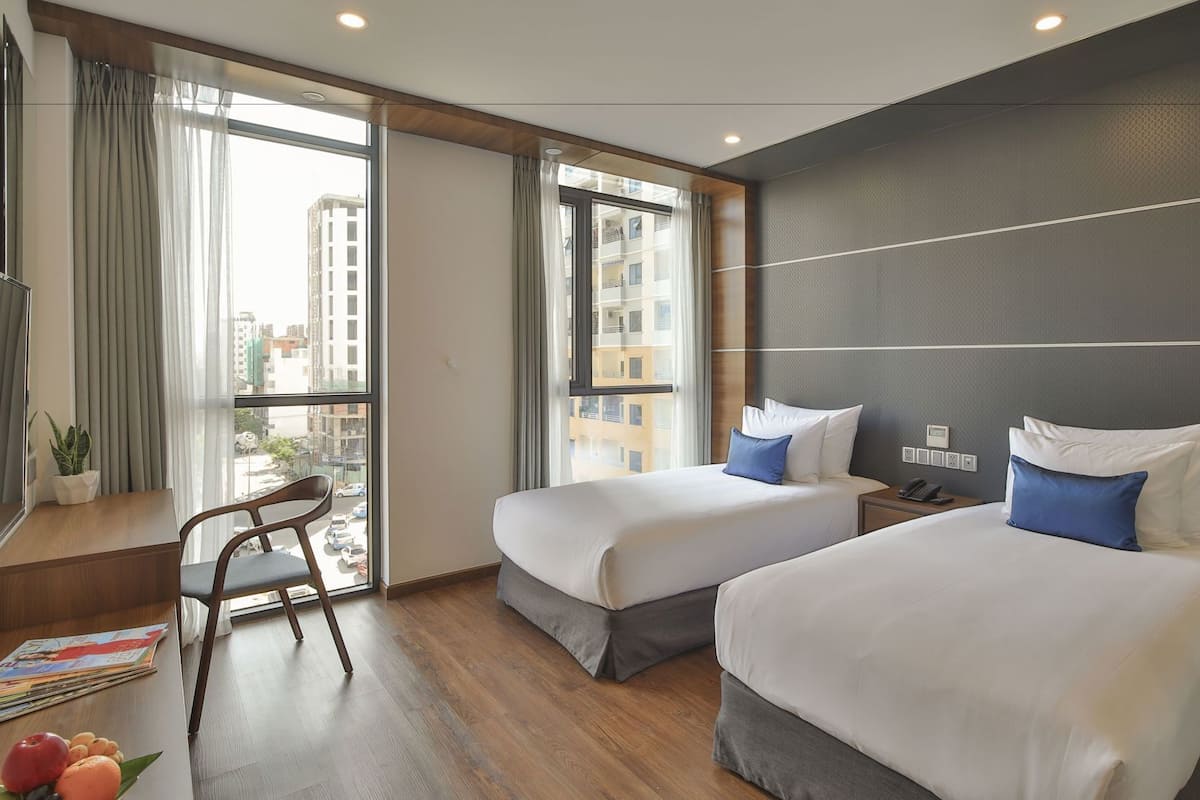 Minibar, caja de seguridad en la habitación y escritorio