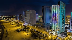 Vista frontal de la propiedad por la tarde o noche
