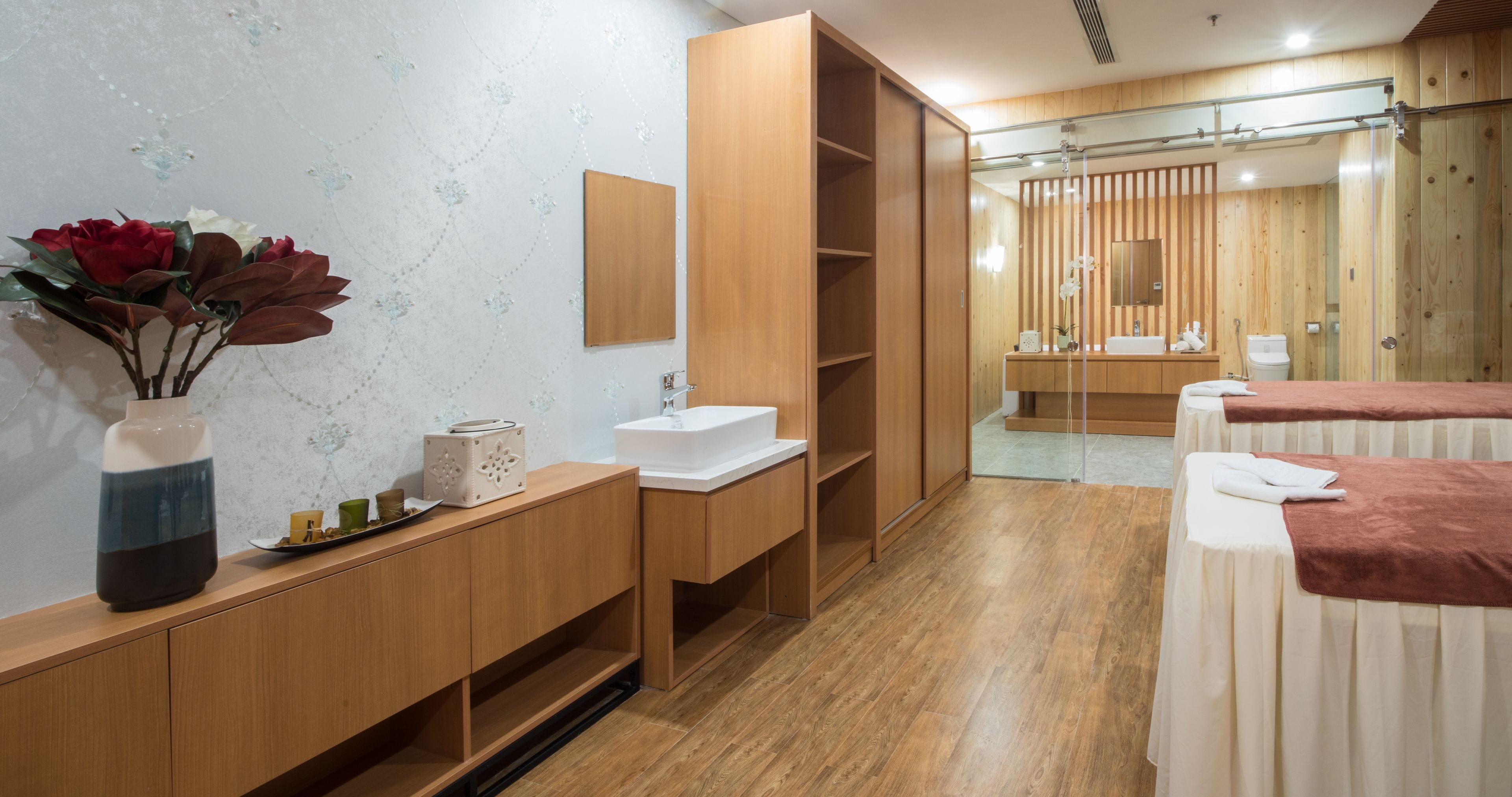 sauna, hot tub, body treatments, hot stone massages, body wraps