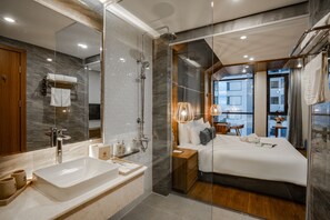 Kamar Double Superior, pemandangan laut terbatas | Kamar mandi | Perlengkapan mandi desainer, pengering rambut, jubah mandi, dan sandal