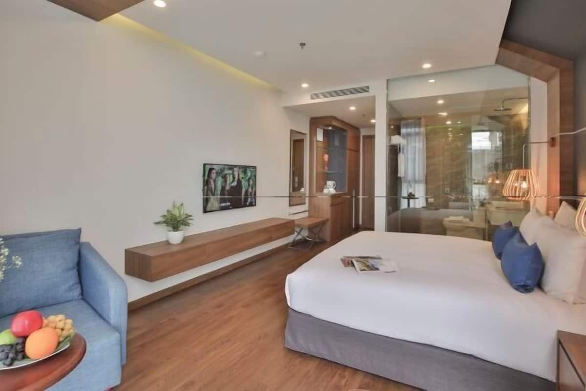 Minibar, in-room safe, desk, laptop workspace