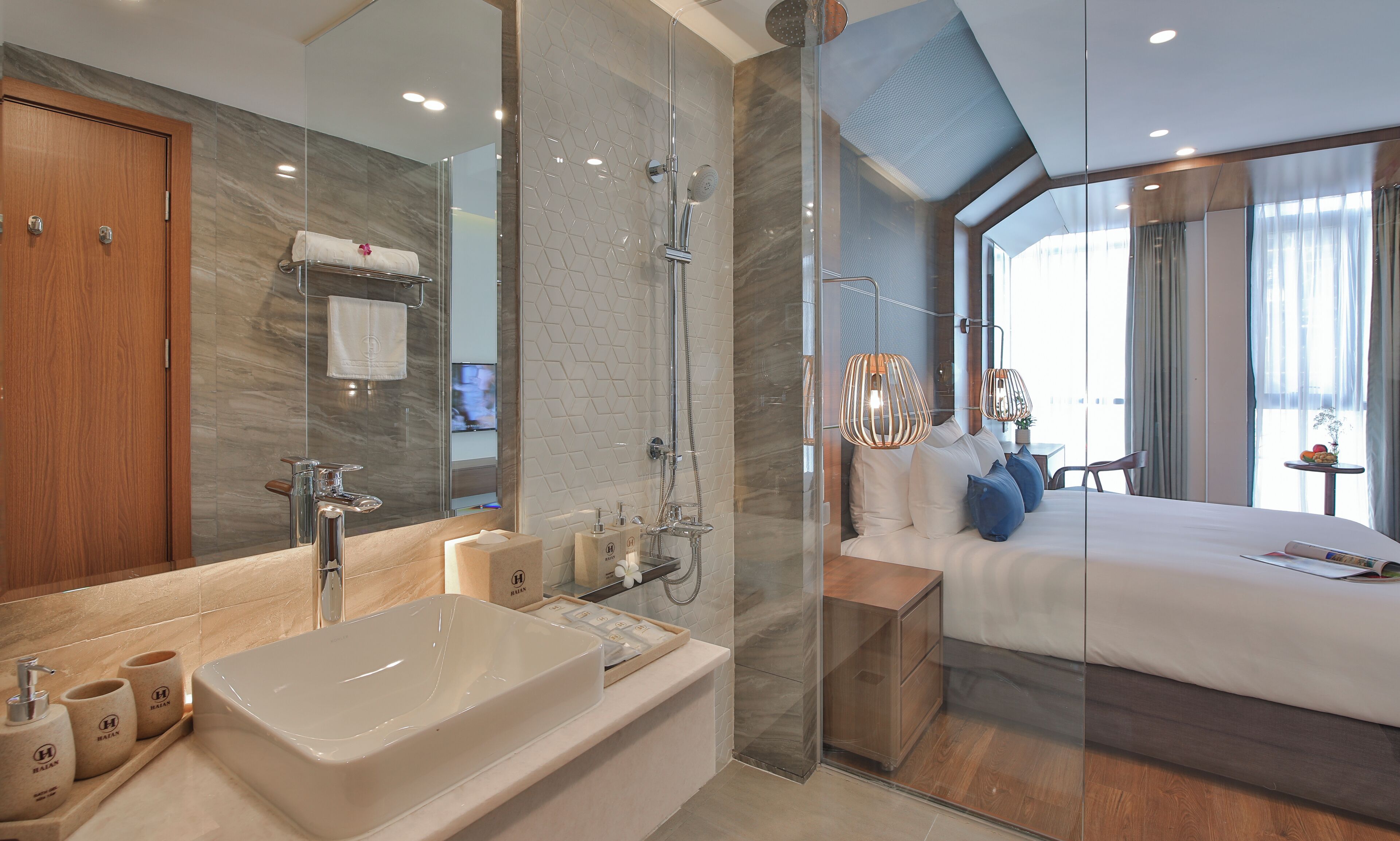 Superior King Room | Minibar, in-room safe, desk, laptop workspace