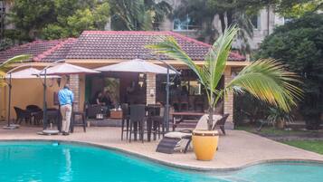 Outdoor pool, free cabanas, sun loungers