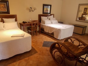 Decoración personalizada, muebles diferentes y escritorio