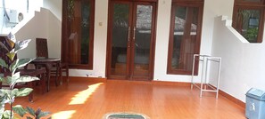 24-inch LED TV with cable channels, TV - Gili Welldone Guesthouse (Gili Trawangan)