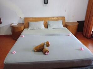 Standard Double Room | In-room safe, bed sheets - Gili Welldone Guesthouse (Gili Trawangan)
