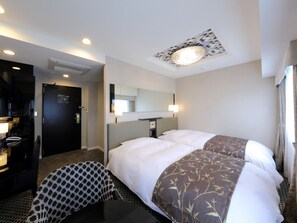 Escritorio, cortinas opacas, wifi gratis