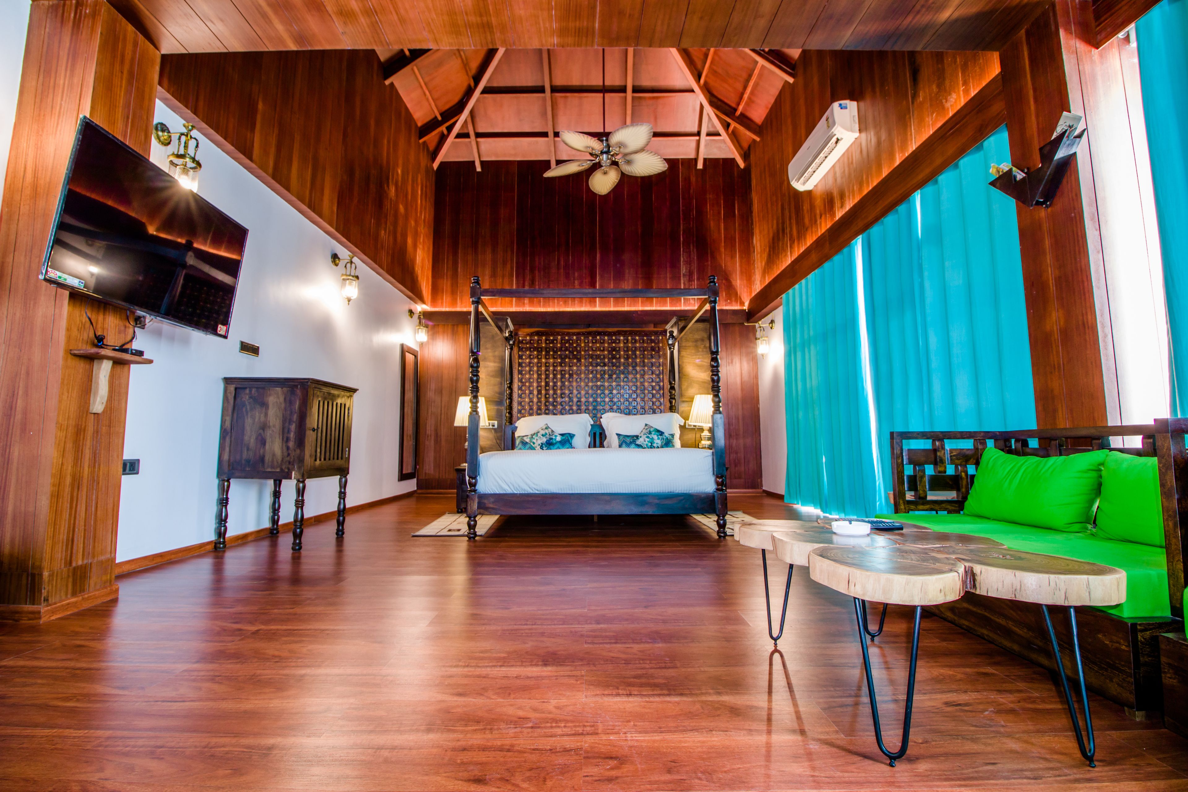 Royal-Doppelzimmer, 1 Schlafzimmer, Poolzugang, am Strand | 1 Schlafzimmer, Schreibtisch, Zustellbetten, kostenloses WLAN