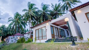 Suite Presidensial, pemandangan pantai, menghadap pantai | 1 kamar tidur, meja kerja, tempat tidur lipat/tambahan, dan Wi-Fi gratis