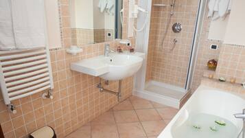 Douche, sĂšche-cheveux, bidet, serviettes fournies