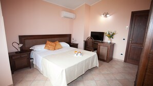 Minibar, in-room safe, desk - B&B Casale Pietrantica Tropea (Ricadi)