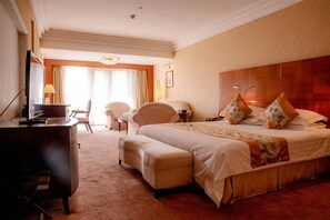 Deluxe Double Room with Garden View | Minibar, in-room safe, desk, blackout curtains - Dalian Nanshan Garden Hotel (Dalian)