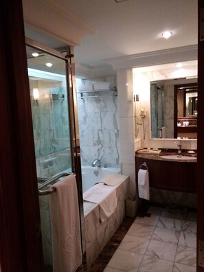 Deluxe-Doppelzimmer, Gartenblick | Badezimmer | Dusche, kostenlose Toilettenartikel, Haartrockner, Hausschuhe