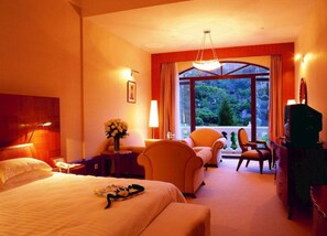 Deluxe Double Room with Garden View | Minibar, in-room safe, desk, blackout drapes - Dalian Nanshan Garden Hotel (Dalian)