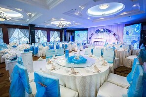 3 restaurantes; se sirven desayunos, almuerzos, cenas y cocina china 