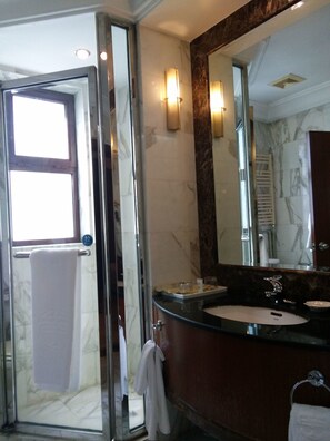 Douche, articles de toilette gratuits, sèche-cheveux, chaussons