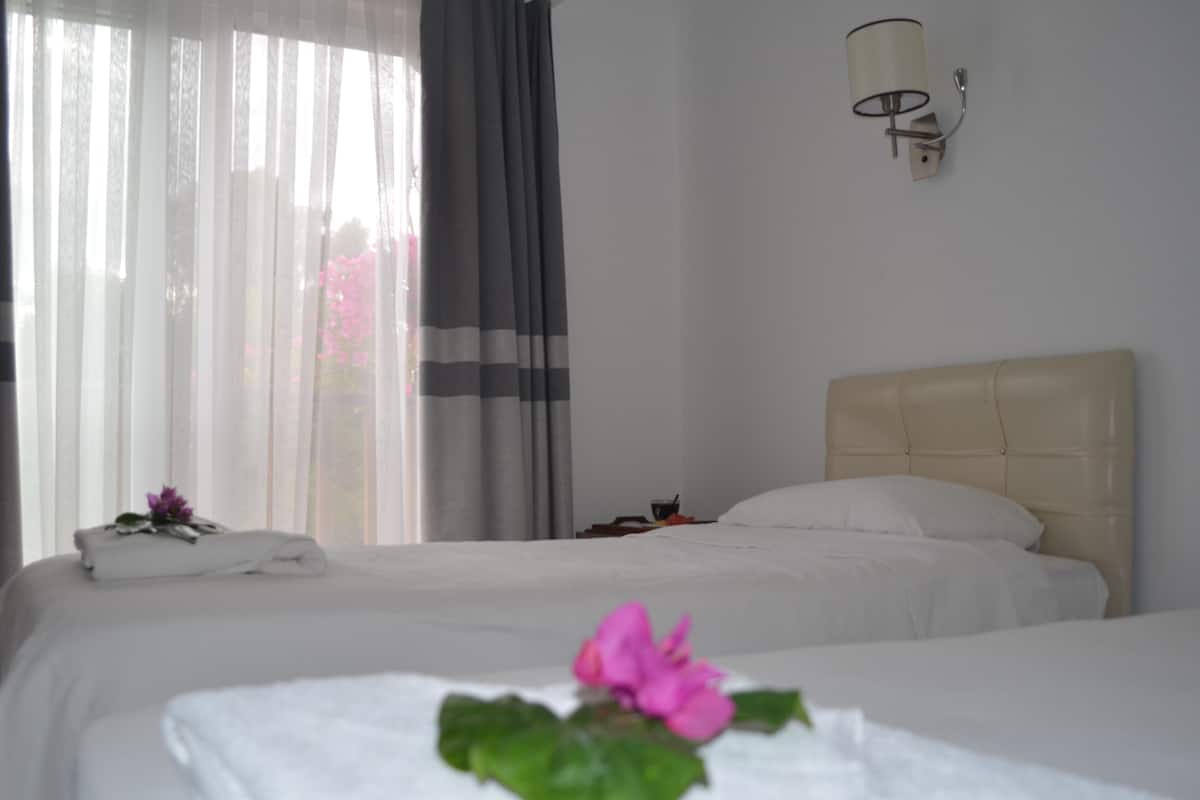 triple room | in-room safe, free wifi, bed sheets