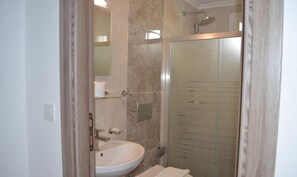 Shower, free toiletries, hair dryer, towels - Hotel Uygar (Fethiye)