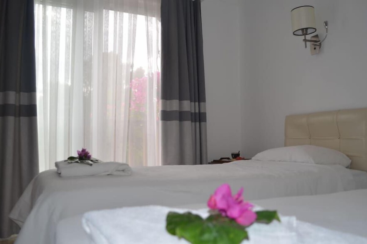 In-room safe, WiFi (free), bed sheets