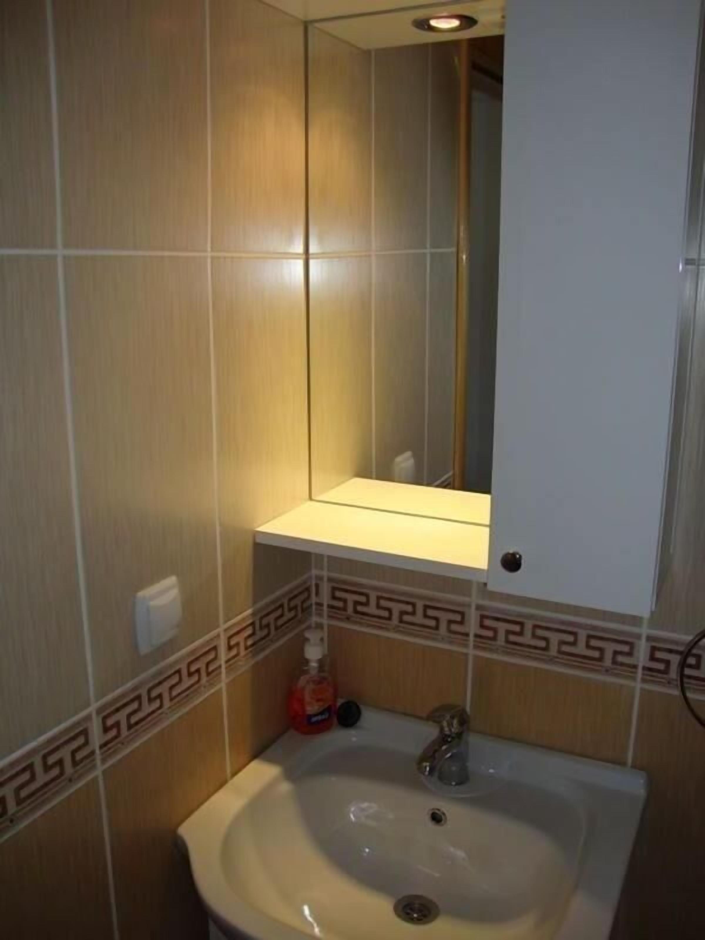 standard double or twin room | bathroom | shower, free toiletries, hair dryer, towels