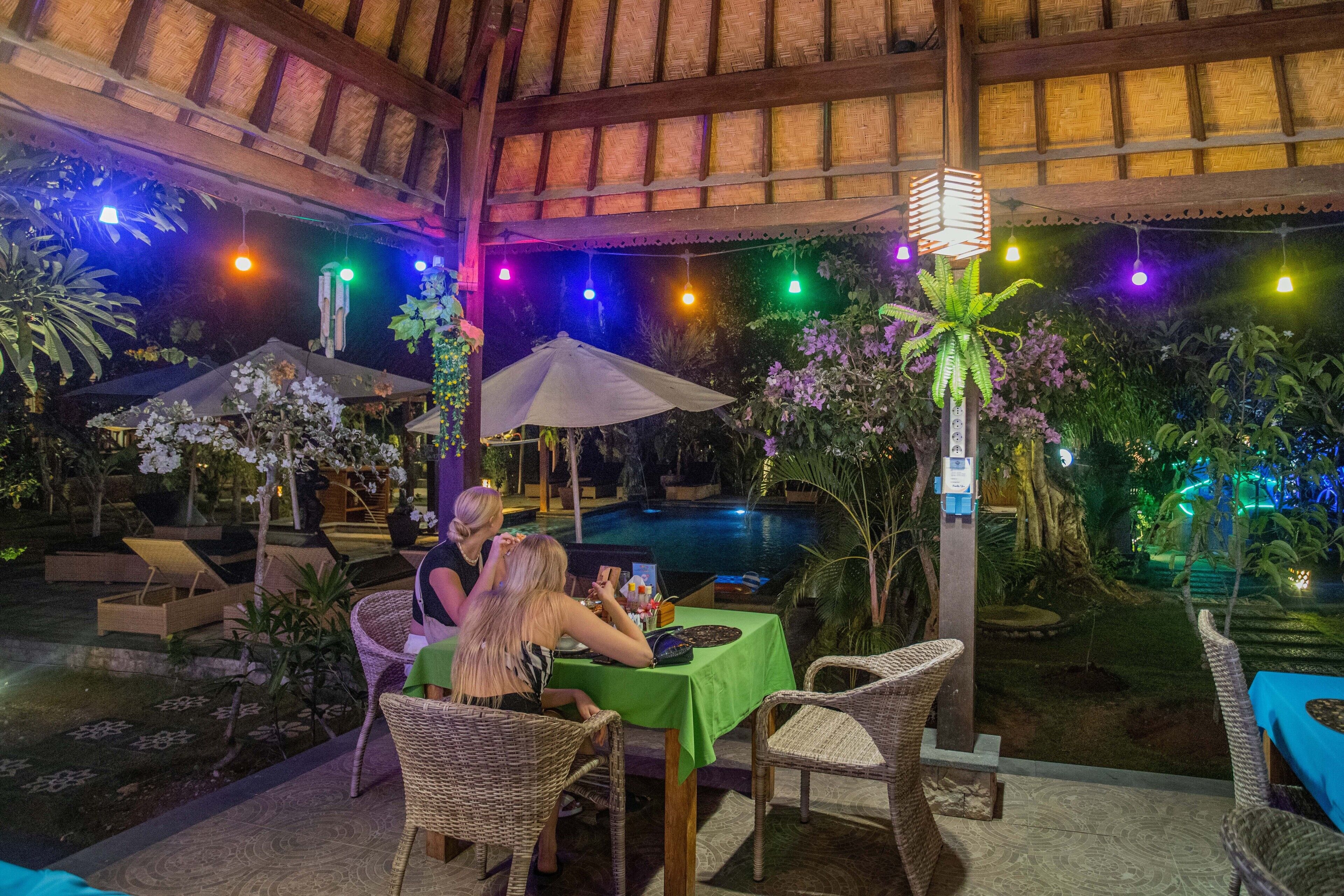 Frigobar, cofres nos quartos, escrivaninha