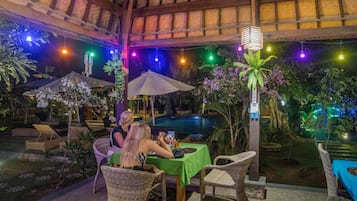 Frigobar, cofres nos quartos, escrivaninha