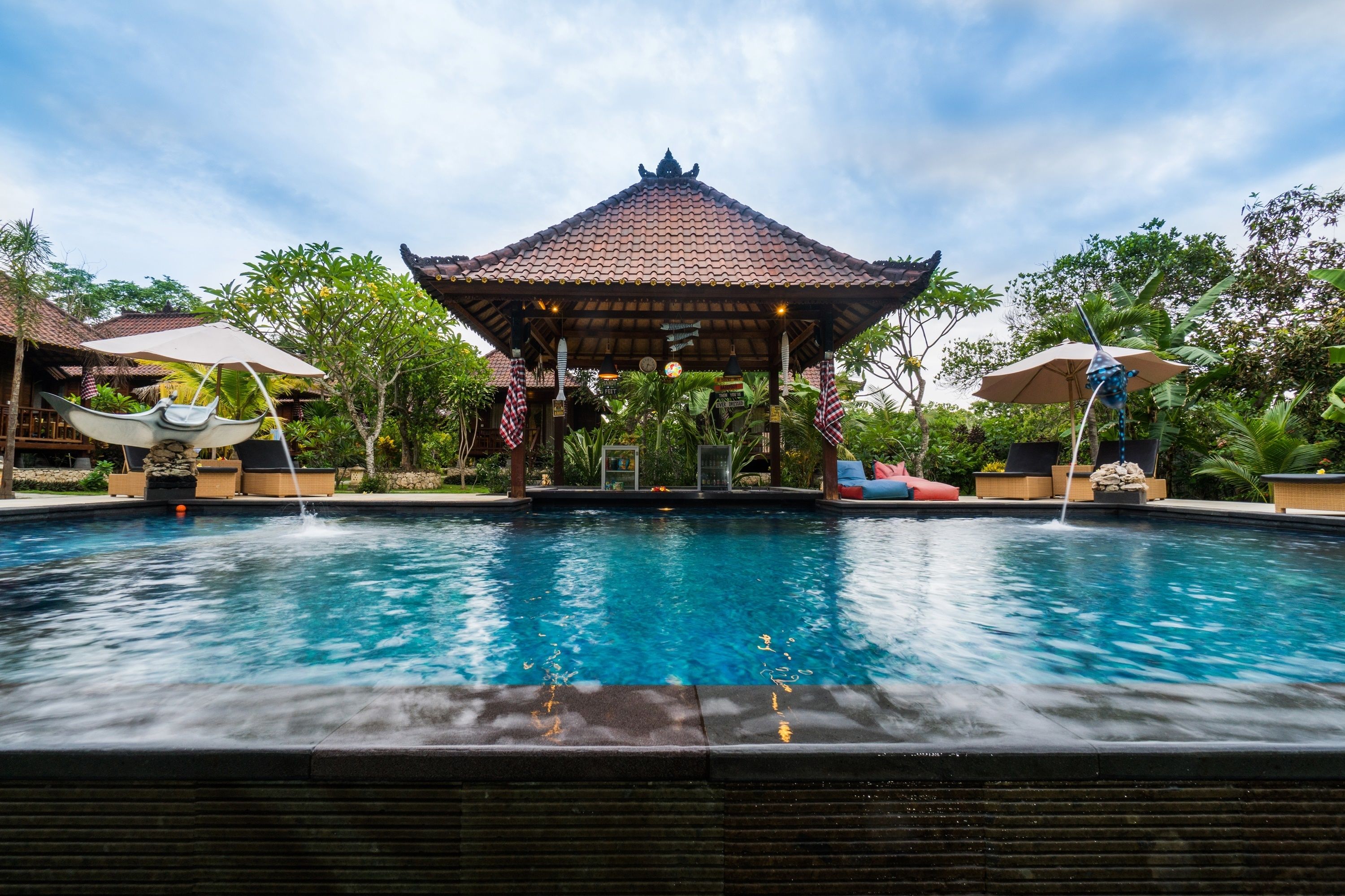 Una piscina al aire libre, tumbonas