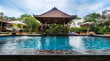 Kolam renang outdoor, dengan kursi berjemur