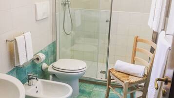Shower, free toiletries, hair dryer, bidet