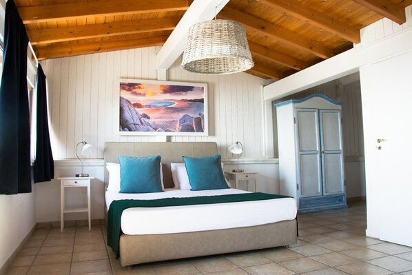 Minibar, bureau, draps fournis