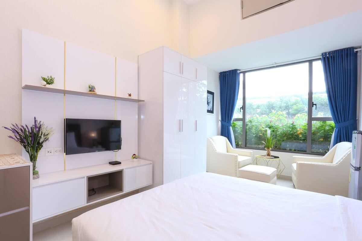 Standard Studio, 1 Queen Bed | Egyptian cotton sheets, premium bedding, desk, blackout drapes