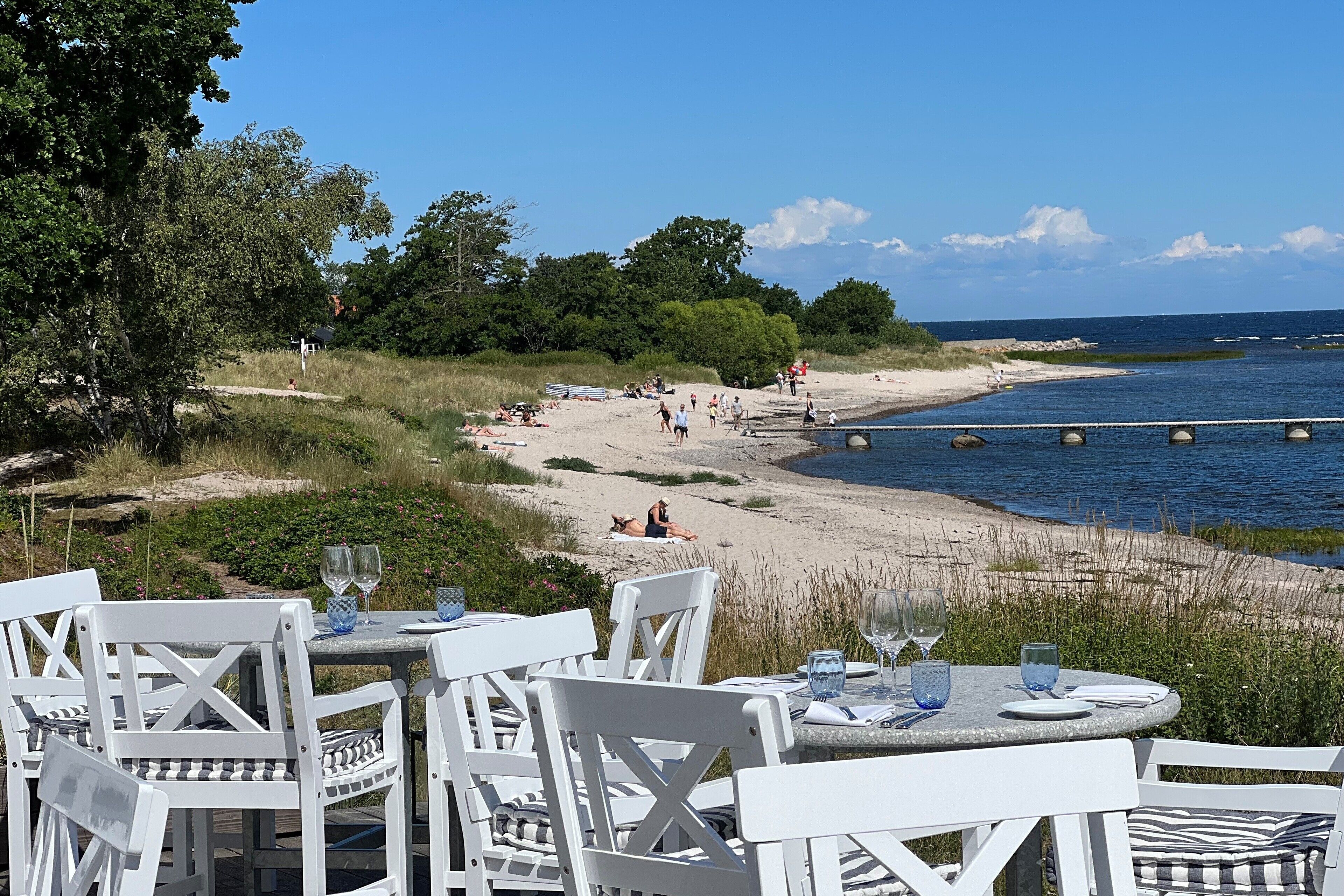 Petit déjeuner, déjeuner et dîner servis sur place, vue sur la plage