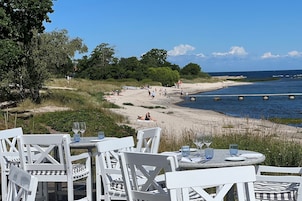 Serviço de café da manhã, almoço, jantar; vistas para a praia