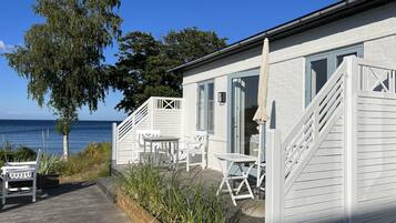 Dobbeltværelse med terrasse & havudsigt - Strand anneks (VEST) | Terrasse/gårdhave