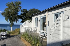 Dobbeltværelse med terrasse & havudsigt - Strand anneks (VEST) | Terrace/patio