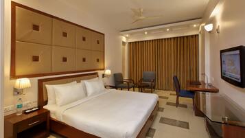 Business kamer | Een minibar, een kluis op de kamer, een bureau, geluiddichte muren