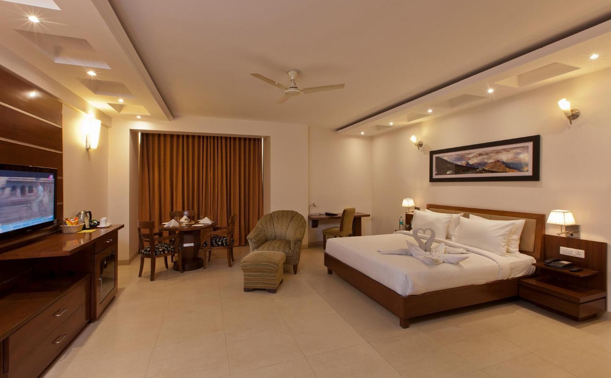 ميني بار وخزنة داخل الغرفة ومكتب وتجهيزات عازلة للصوت