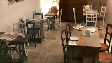 Tägliches einheimisches Frühstück (5.00 EUR pro Person)