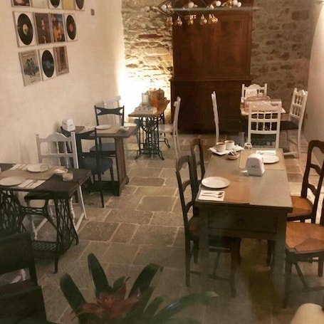 Desayuno con opciones de la cocina local diario (EUR 5.00 por persona)