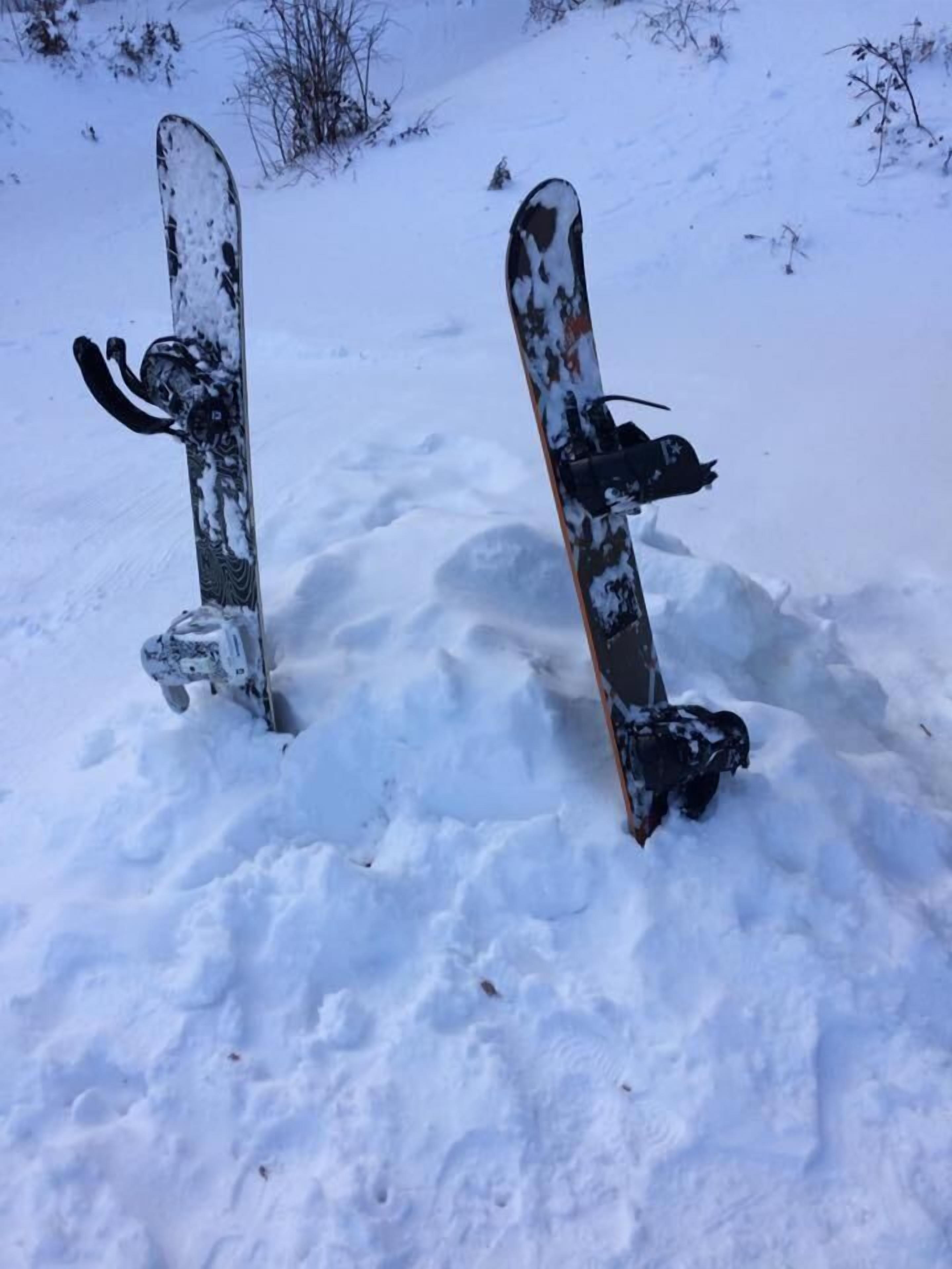Due snowboard appoggiati sulla neve.