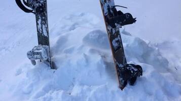 Due snowboard appoggiati sulla neve.