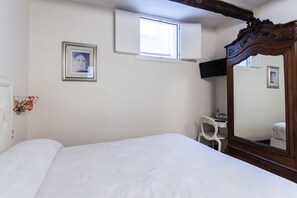 Rom – basic | Skrivebord og wi-fi (inkludert)