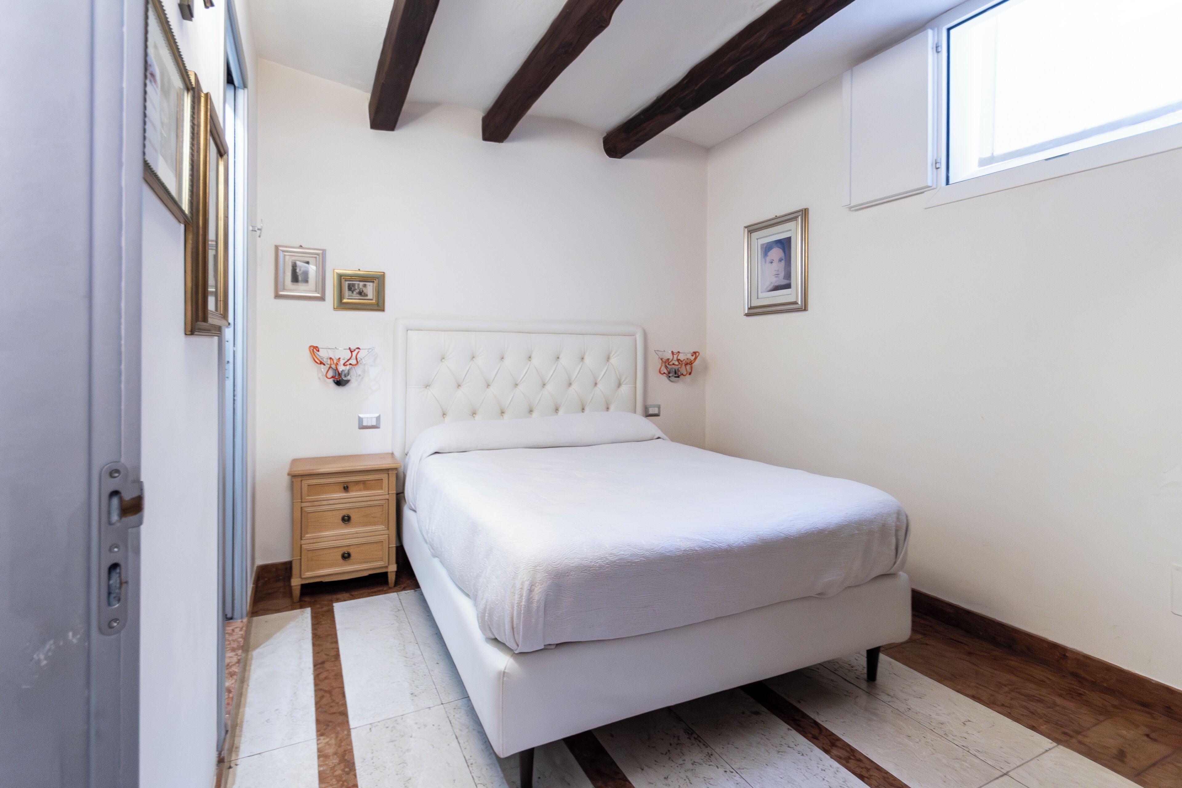 Kamar Basic | Meja kerja dan Wi-Fi gratis