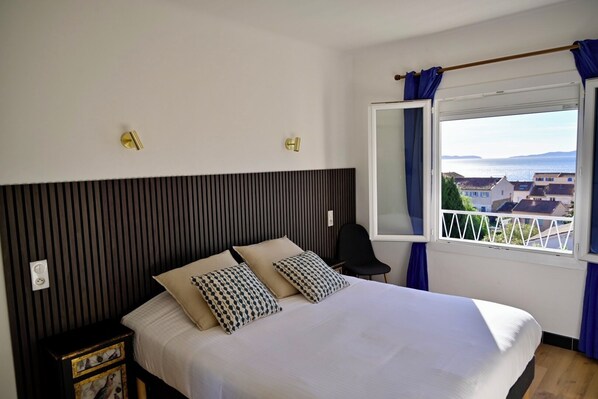 디럭스 더블룸 또는 트윈룸, 바다 전망 | 고급 침구, 객실 내 금고, 각각 다른 스타일의 인테리어, 각각 다르게 가구 비치